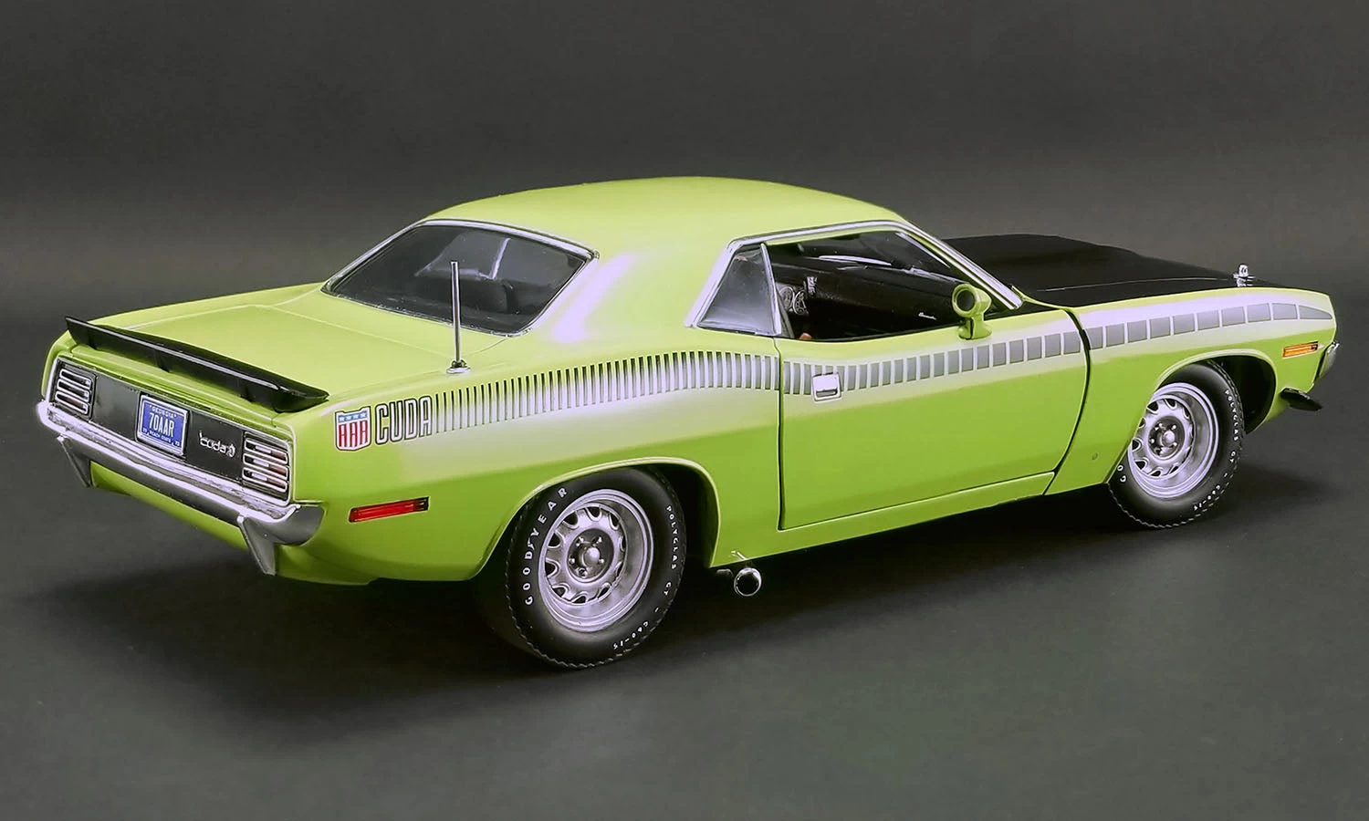 Acme 1/18 1970 Plymouth AAR Cuda Sublime Green - Image 2