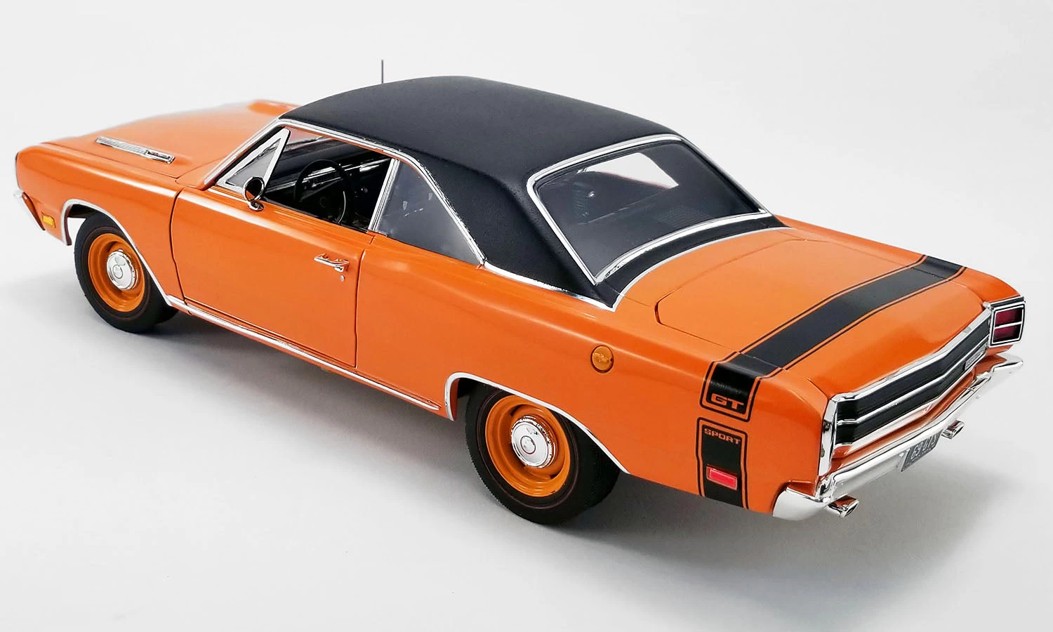Acme 1/18 1969 Dodge Dart GTS 440 With Vinyl Top - Image 2